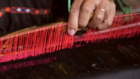 primer plano de una mujer tejiendo