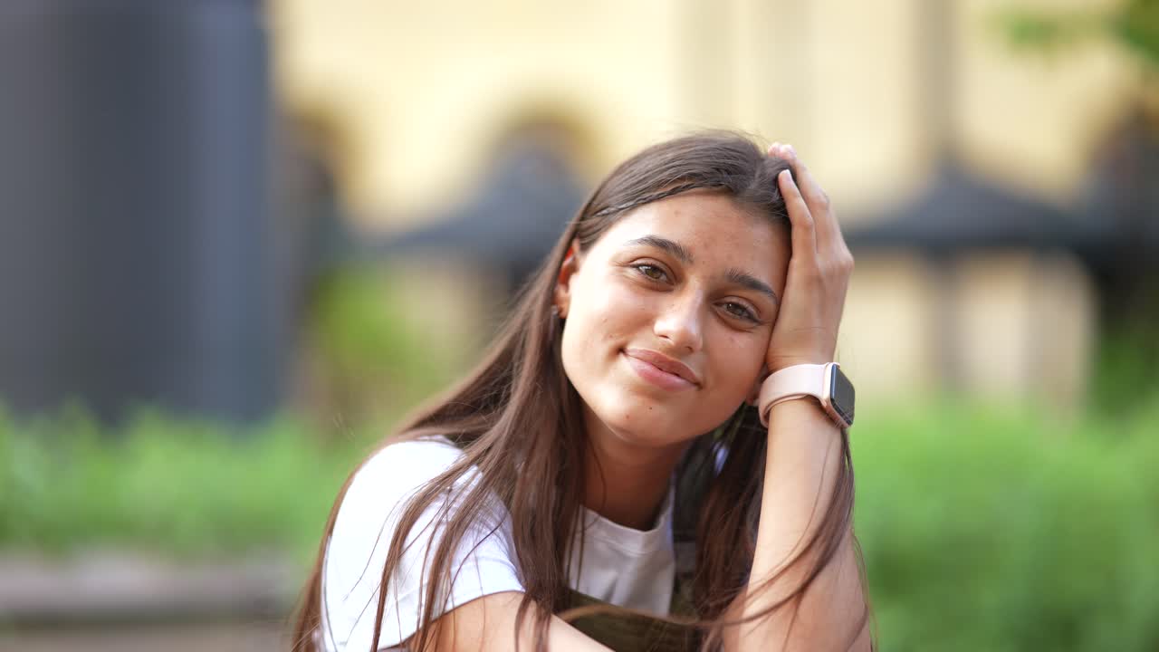 mujer joven sonriendo al aire libre