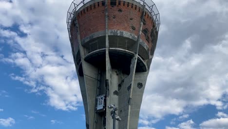 vukovar watertoren, lift gaat omhoog, kroatië