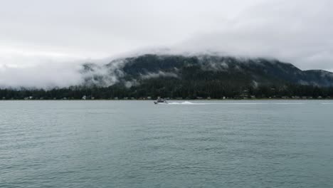 un petit bateau sur le canal de gastineau, à juneau, en alaska.