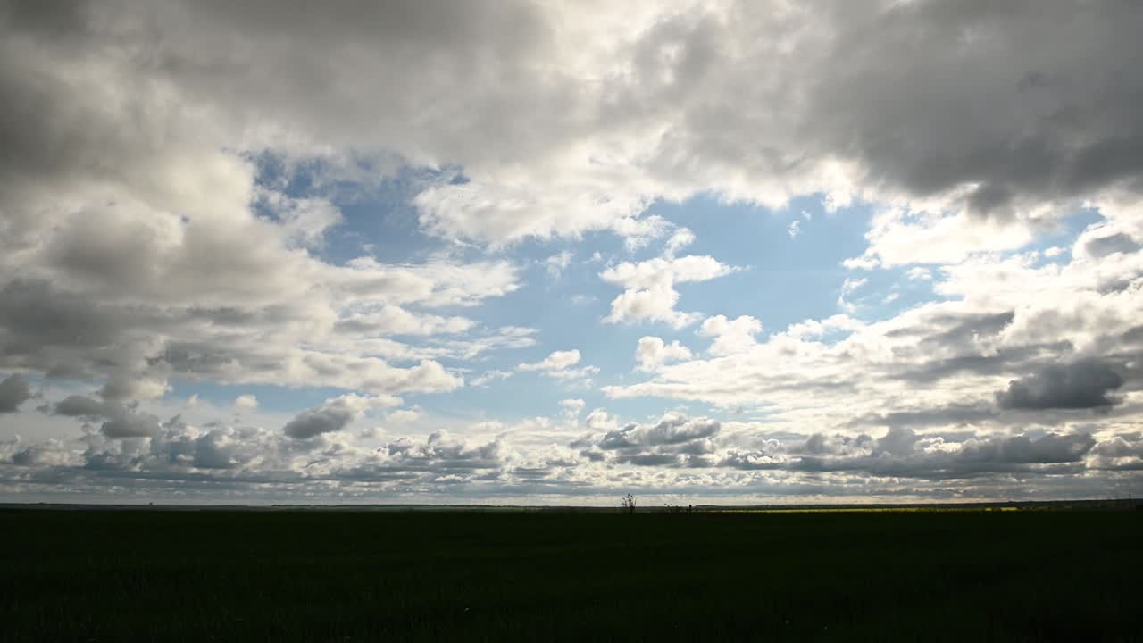 hermoso panorama del horizonte y el cielo al atardecer con nubes blancas