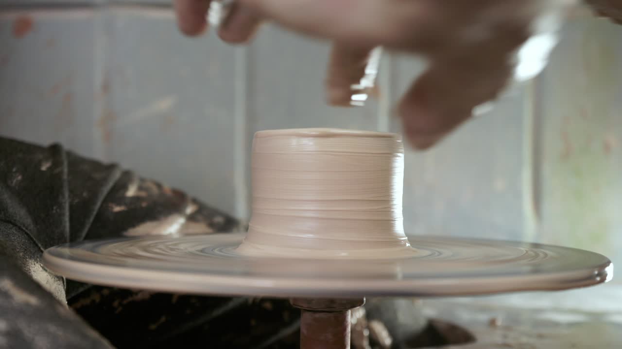 도자기가 여자에게 진 접시를 만드는 법을 가르친다.