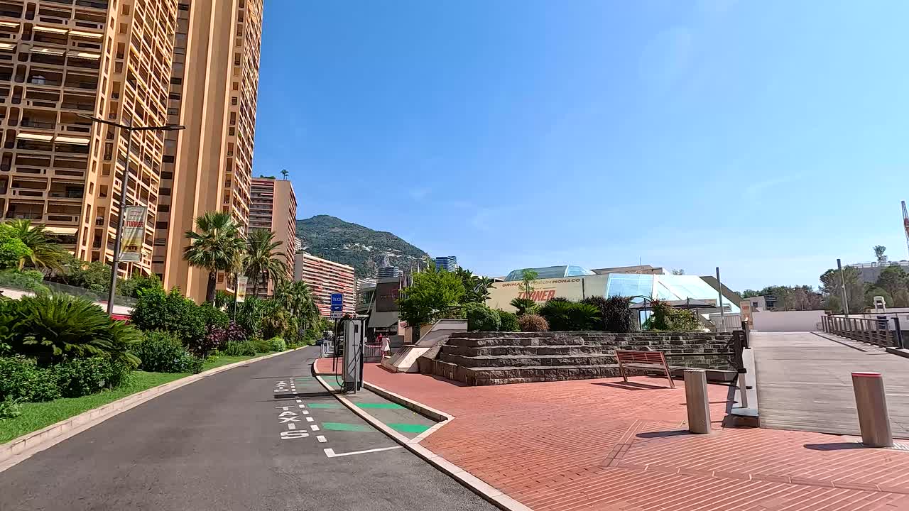 люди, идущие по живописной улице