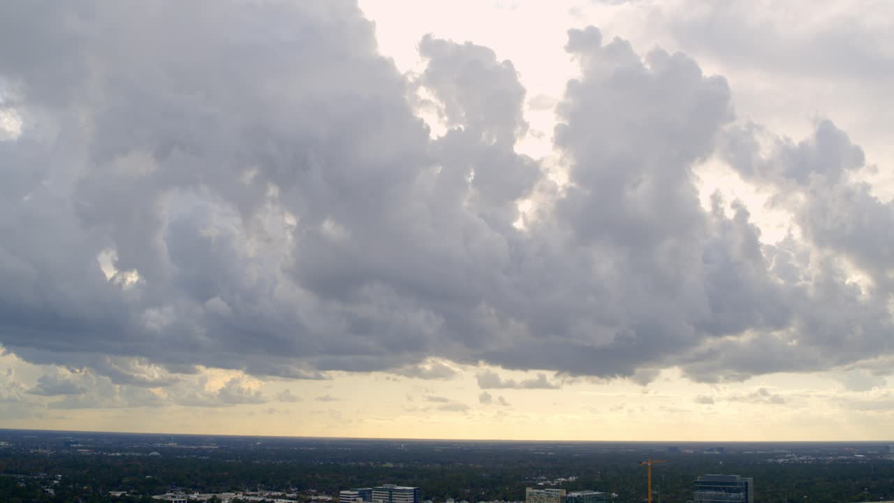 estableciendo una toma de cielo nublado durante la puesta del sol