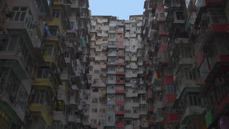 toma cinematográfica de un patio exterior fuera de una antigua fachada de vivienda pública durante el día