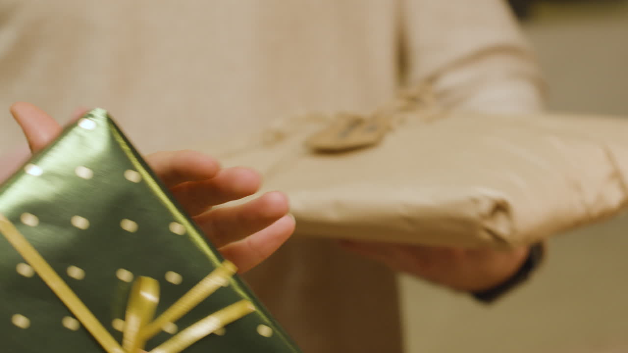 amigos intercambiando regalos