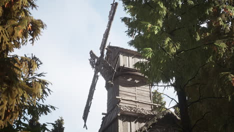 Antiguo-Molino-De-Viento-De-Madera-Tradicional-En-El-Bosque