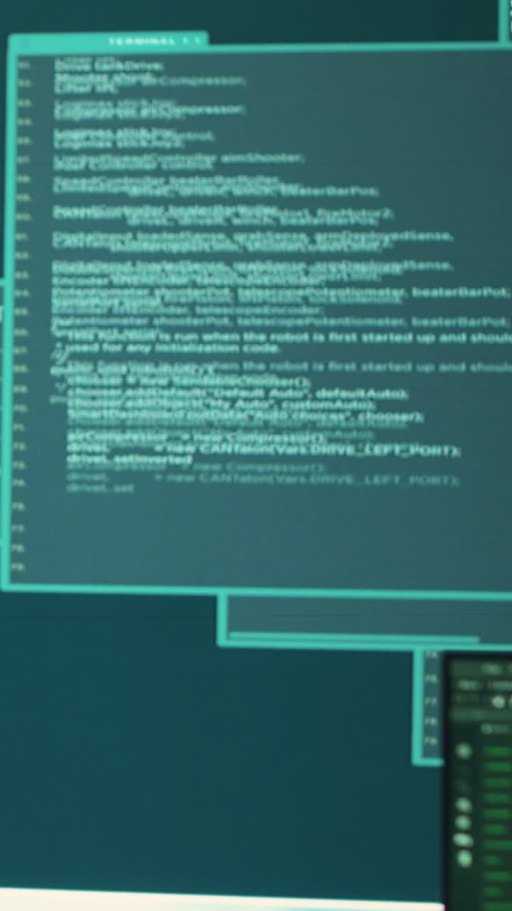 Programmerere analyserer kode på en stor dataskjerm