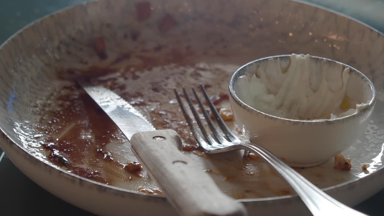 plato vacío con utensilios y sobras