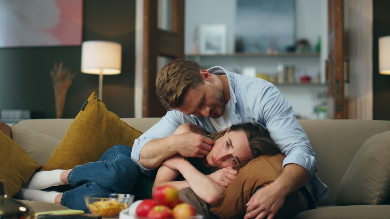 marido amoroso consolando esposa em humor chateado. homem atencioso dando apoio à senhora