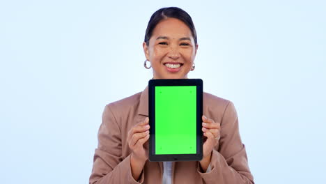 pantalla verde, tableta y mujer asiática de negocios