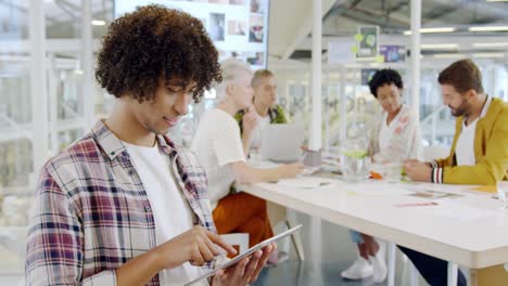 hombre creativo usando un teléfono inteligente en una oficina moderna