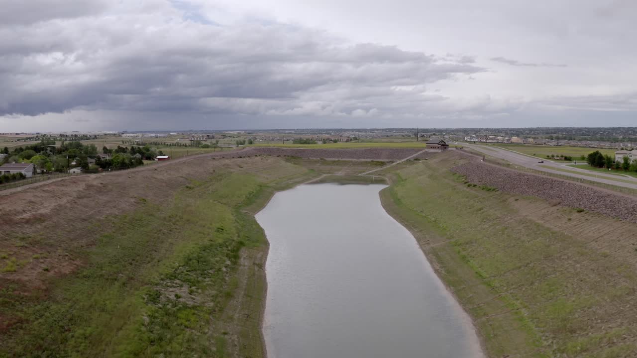 Vue aérienne d'un déversoir après une récente tempête de pluie