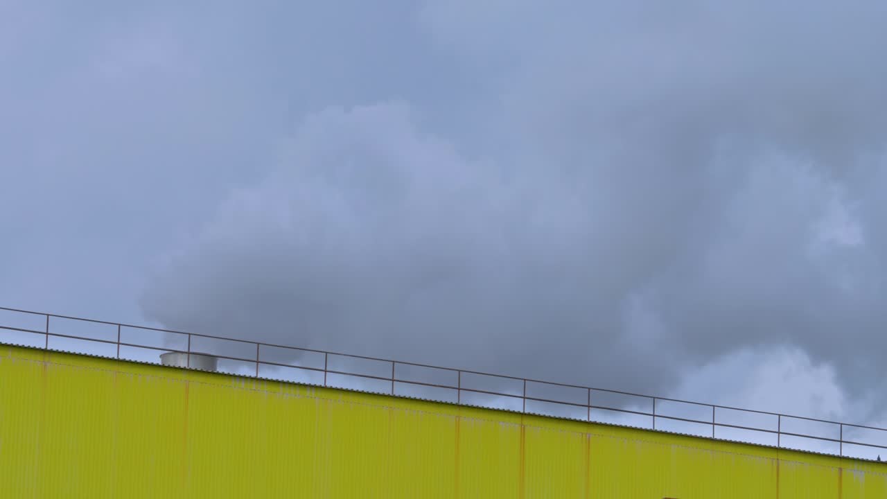 강한 바람이 불고 지붕의 굴에서  연기가 나옵니다.