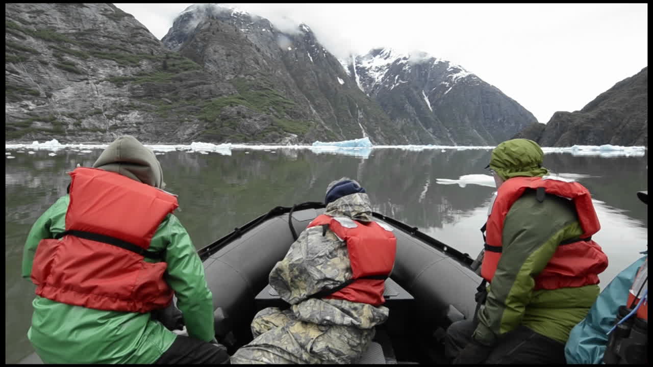 pov 보트 타기 유리 물을 통해 순항 in endicott arm in tracy armfords 테러 광야 지역 남동부 알래스카