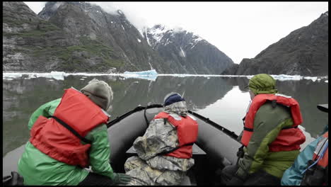 Pov-Paseo-En-Barco-Navegando-A-Través-De-Aguas-Cristalinas-En-Endicott-Arm-En-Tracy-Armfords-Terror-Zona-Silvestre-Sureste-De-Alaska