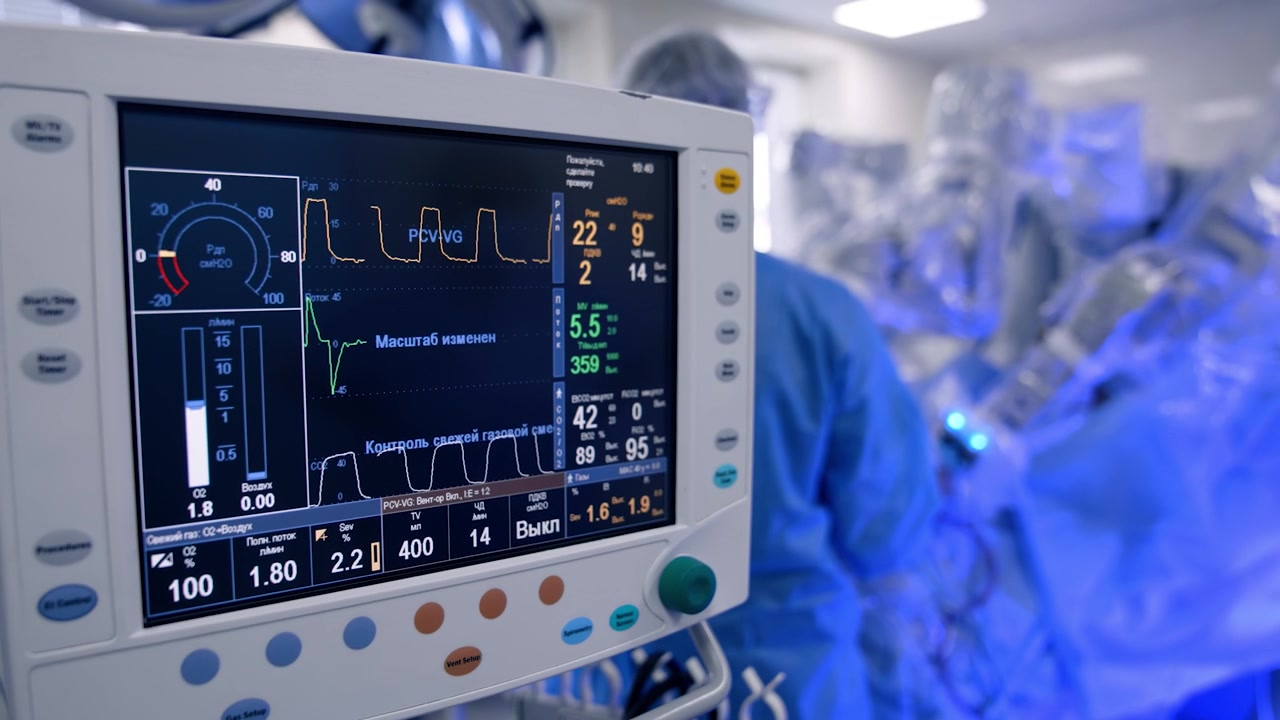 Uno sguardo ravvicinato allo schermo con i segni vitali del paziente operato in ospedale. Il robot Da Vinci esegue l'intervento chirurgico controllato da un chirurgo uomo. Sfondo sfocato