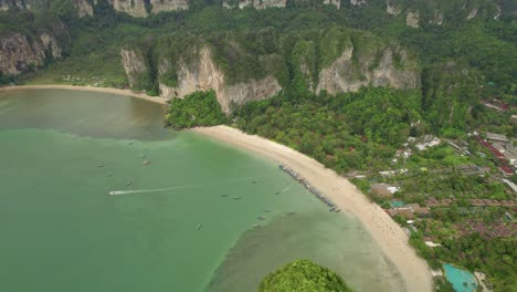 playa de railay con aguas turquesas y acantilados rocosos de piedra caliza que rodean el paraíso tropical en tailandia