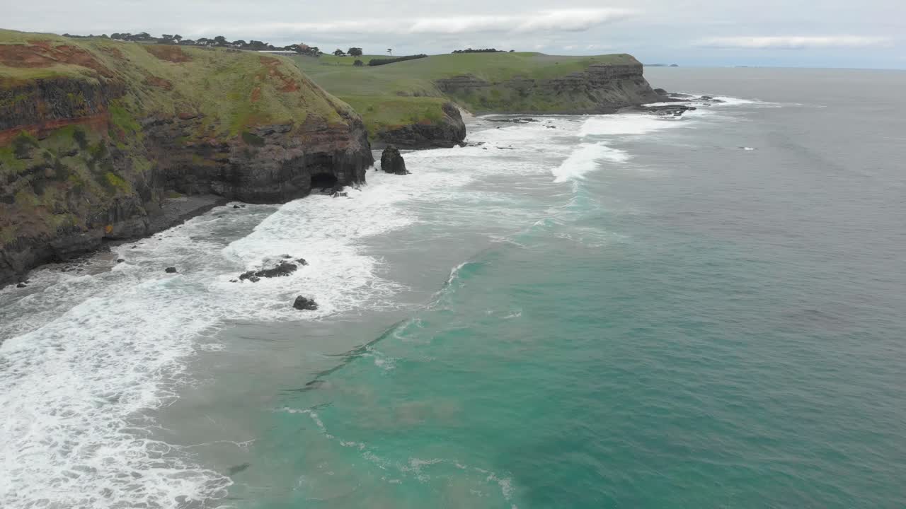 toma aérea de los acantilados salvajes del océano frente a la costa de australia