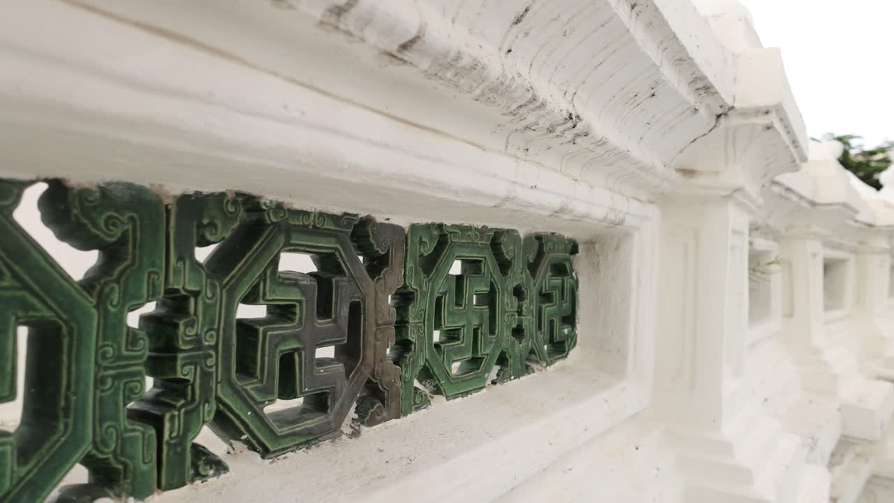 방의 복잡한 사원 건축을 포착한 조용한 비디오, 부드러운 낮빛 아래 상세한 조각과 첨탑을 보여줍니다.