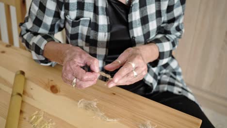 susurrador de polonia, rito popular, anciana preparación para quemar lino-3