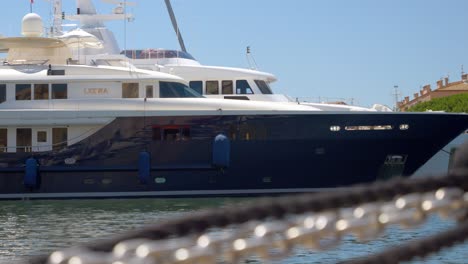 Yacht-in-the-harbor-of-st-Tropez-in-France