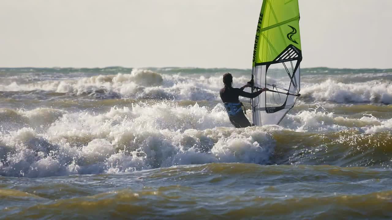 windsurfista en olas altas. mar báltico, polonia