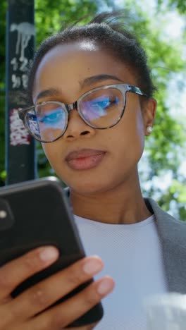 mujer usando teléfono inteligente al aire libre