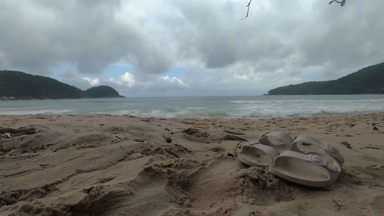 구름이 천천히 움직일 때 브라질 리우데자네이루 트리니다드 해변에서 시간 경과