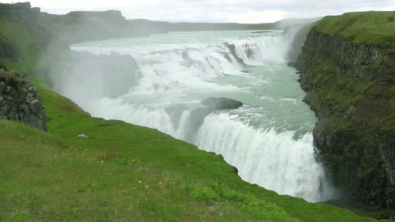 la espectacular y masiva cascada gullfoss fluye en islandia