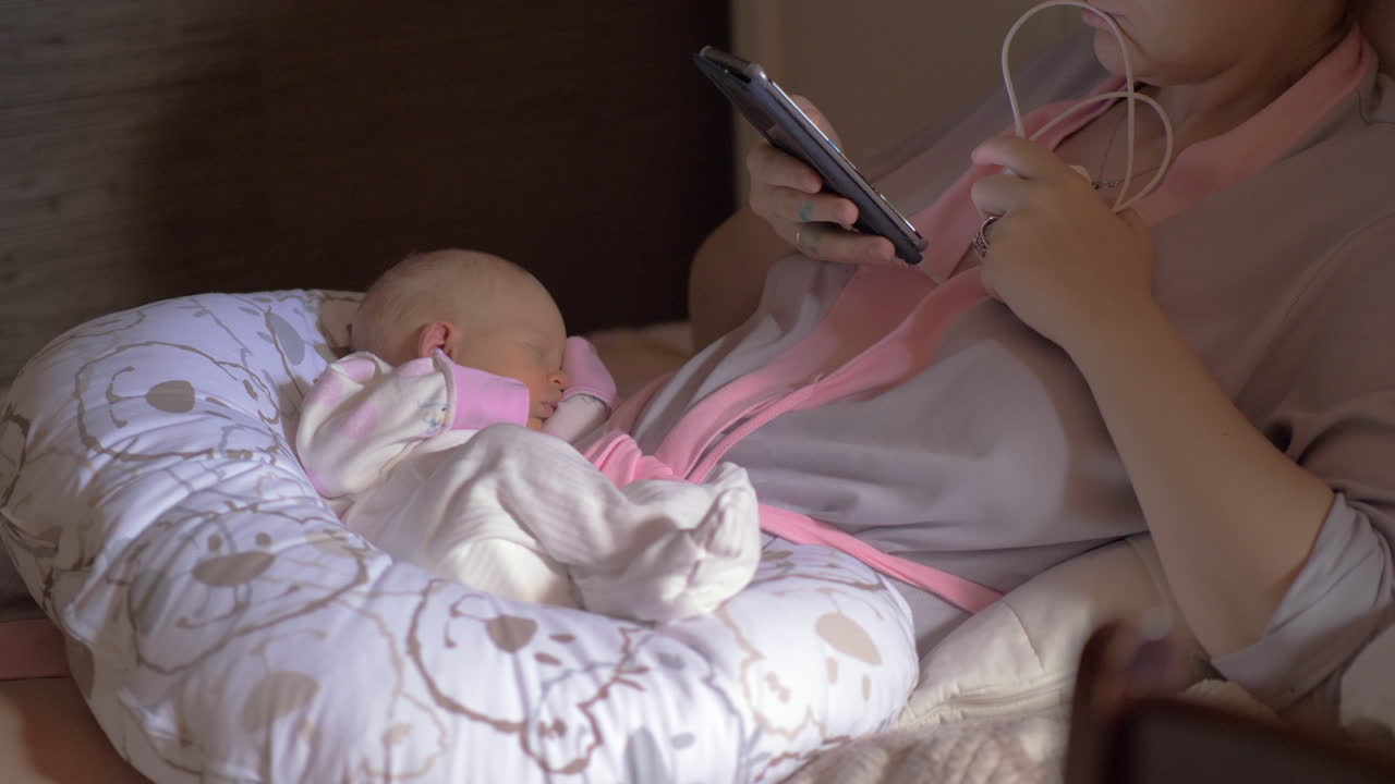 枕の上で眠っている新生児