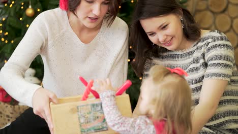 familia feliz abriendo regalos de navidad