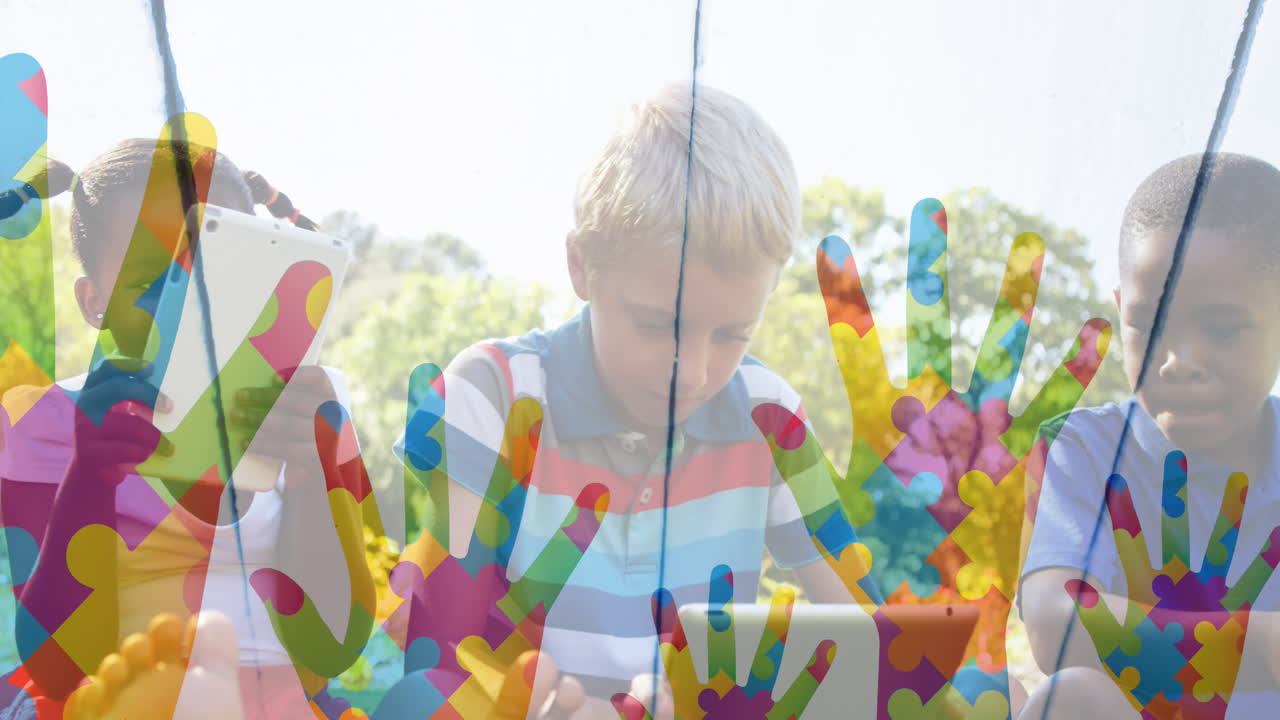 전자 기기를 사용하는 아이들의 친구들에 대한 다채로운 손의 애니메이션