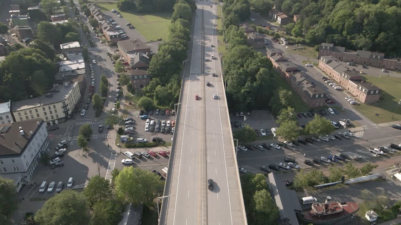 코닝 블루드 킹스턴 니 슬로 모