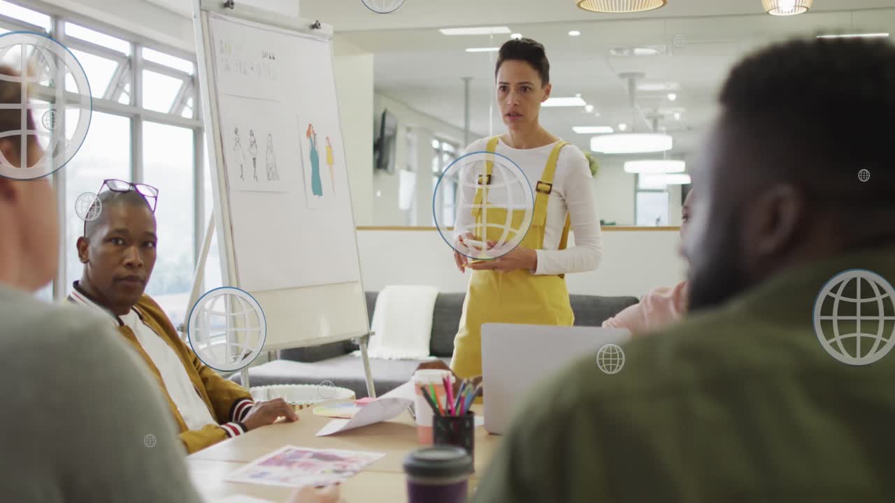 animación de iconos del globo web contra una mujer caucásica discutiendo con sus colegas en la oficina