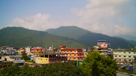 Timelapse-De-Nubes-Moviéndose-Sobre-Las-Montañas-Verdes-En-La-Ciudad-De-Hetuada-En-Nepal