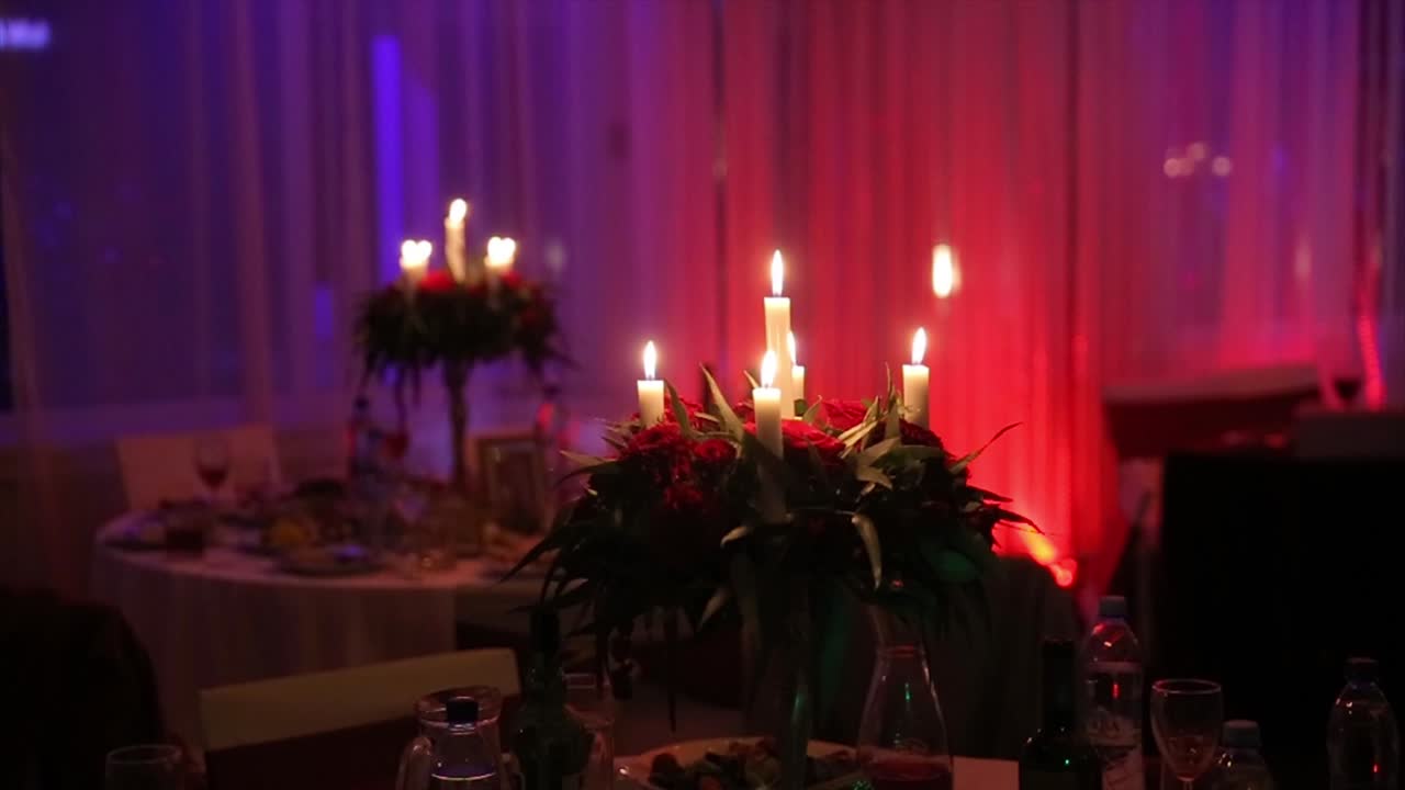 elegante decoración de la mesa a la luz de las velas