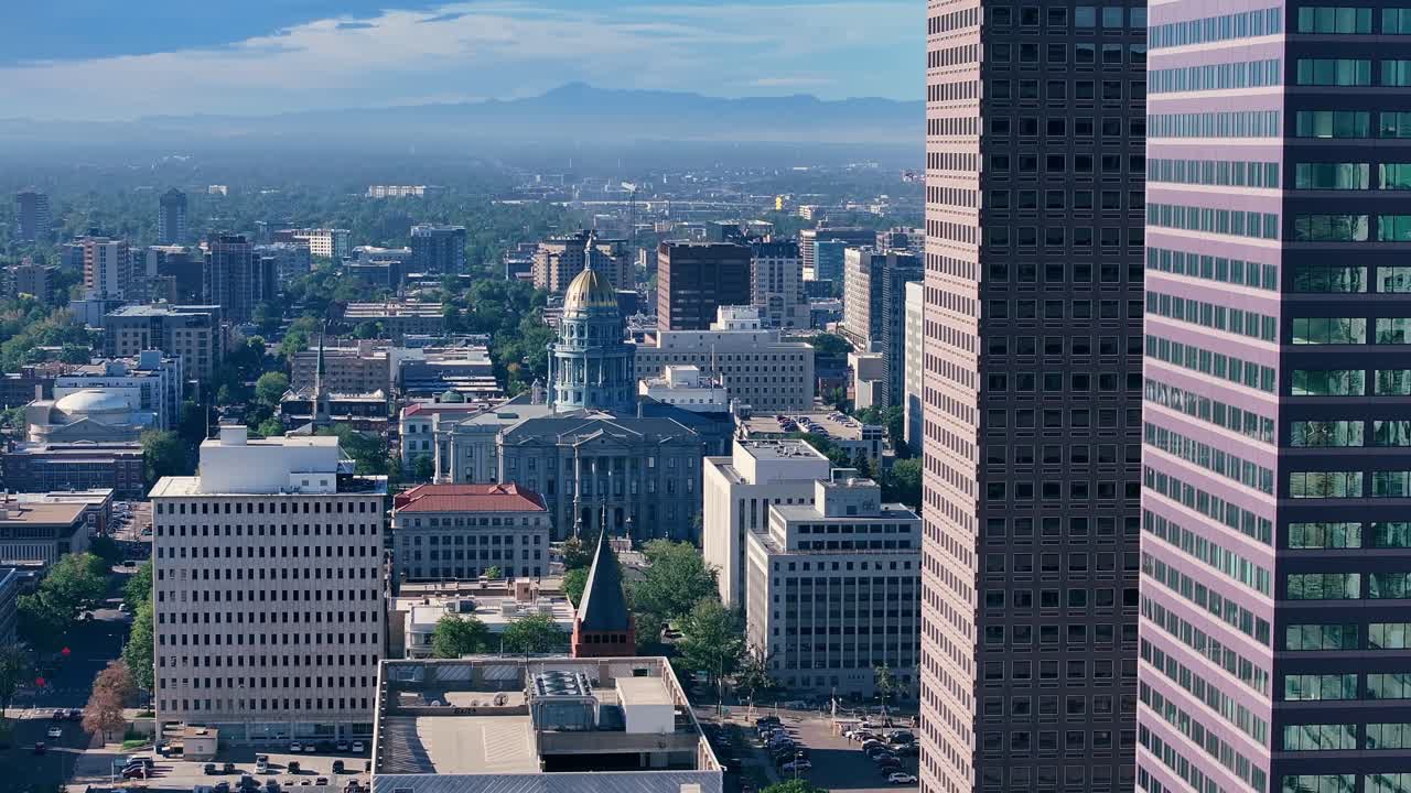 Vista aerea di mezzogiorno sul distretto finanziario centrale di Denver, con ripresa che si sposta a sinistra verso il Campidoglio dello Stato del Colorado.