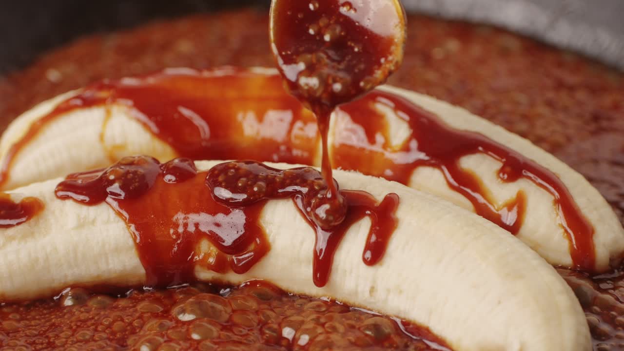 Grilled Bananas with caramel and coconut Sauce, Thai Dessert