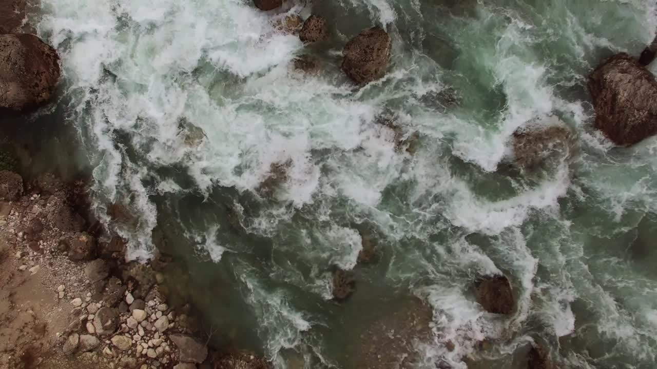 el flujo salvaje y rápido del río.