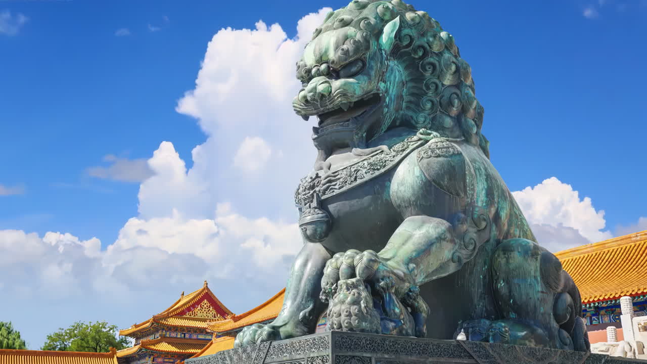 nubes que se mueven sobre los turistas que visitan el salón imperial de pie arquitectura tradicional, edificios antiguos históricos prohibidos ciudad, china. chinos en la plaga antiguo palacio real sala de la armonía suprema