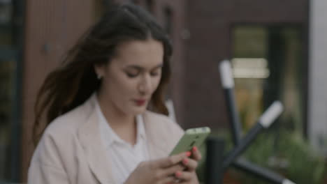 mujer usando teléfono inteligente al aire libre