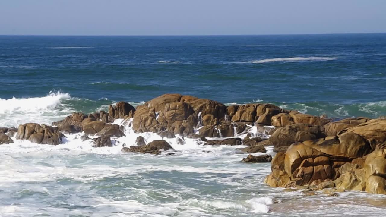 océano para golpear las rocas con violencia