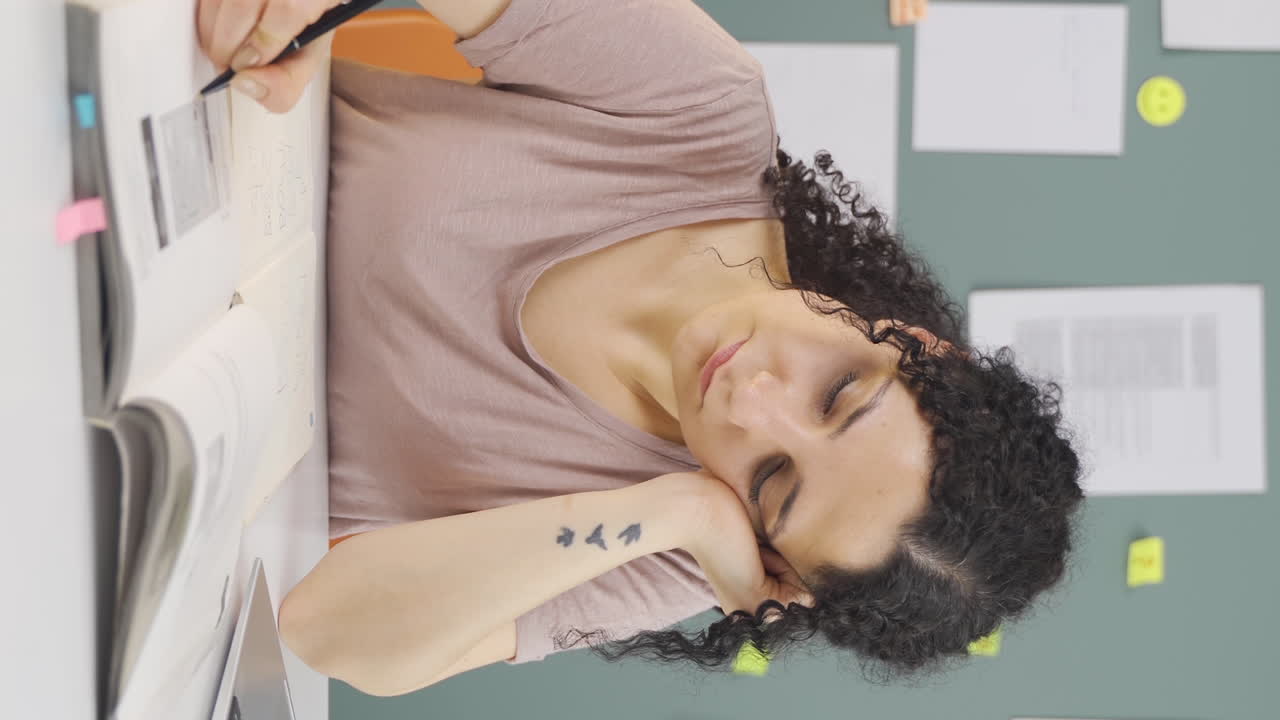 video vertical de una estudiante cansada.