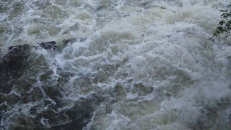 corriente de agua rápida en cámara lenta, corriente de río