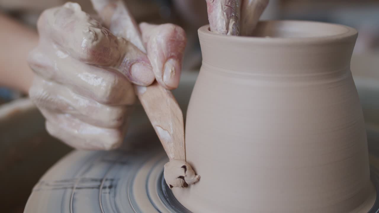 여성 도자기는 도자기 바에 도자기를 만니다.