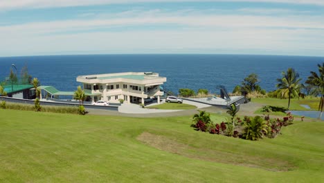 Amazing-landscape-view-of-a-grand-villa-on-the-edge-of-a-cliff-on-the-Big-Islands-in-Hawaii,-USA