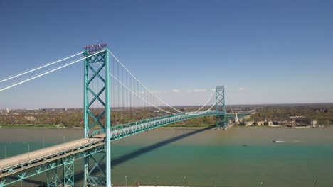 puente embajador que conecta detroit, michigan en los estados unidos de américa y windsor, ontario en canadá video de drones subiendo