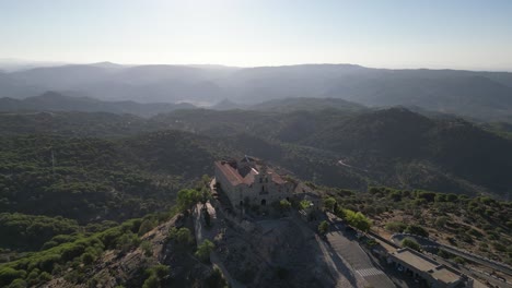 Atemberaubende-Luftaufnahmen-Des-Mount-Cerro-Del-Cabezo-Und-Der-Umliegenden-Berge-Der-Sierra-Morena