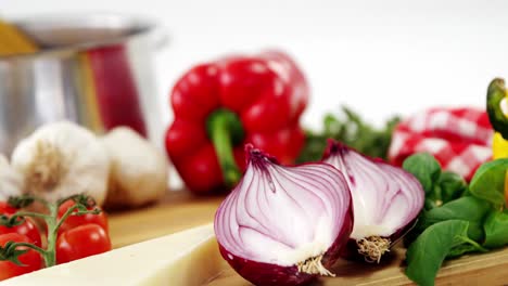 espagueti crudo con ingredientes